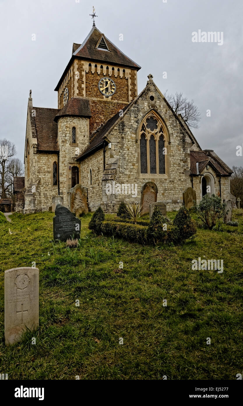 Chiesa Parrocchiale di San Lorenzo Seale Surrey con il Commonwealth War Graves Commissione CWGC Grande Guerra lapide tipica in primo piano Foto Stock