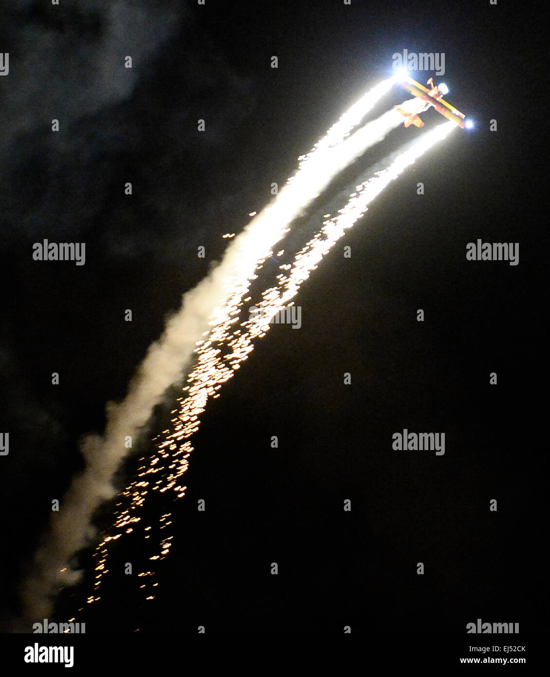 Stunt piloti eseguire pyrobatics che illumina il cielo notturno alla AV fiera come parte della contea di Los Angeles airshow di notte di venerdì. 20 Mar, 2015. © Gene Blevins/ZUMA filo/Alamy Live News Foto Stock