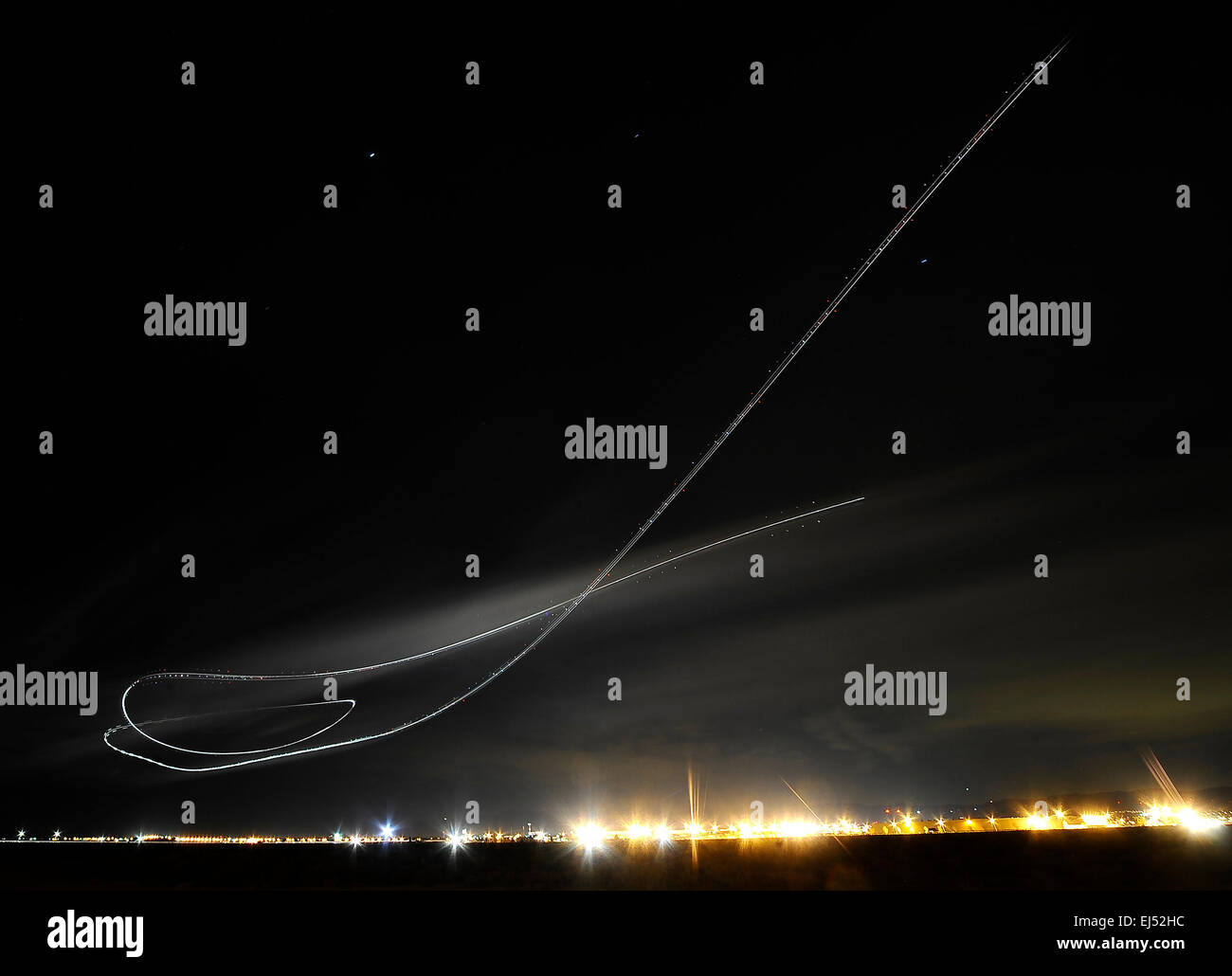 Stunt piloti eseguire pyrobatics che illumina il cielo notturno alla AV fiera come parte della contea di Los Angeles airshow di notte di venerdì. 20 Mar, 2015. © Gene Blevins/ZUMA filo/Alamy Live News Foto Stock