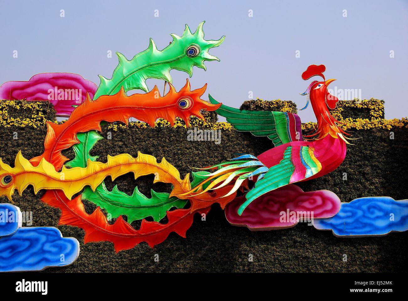 Qingbaijiang, Cina: brillantemente colorato Phoenix Bird decora la parete di ingresso al Lago di Phoenix Park Foto Stock