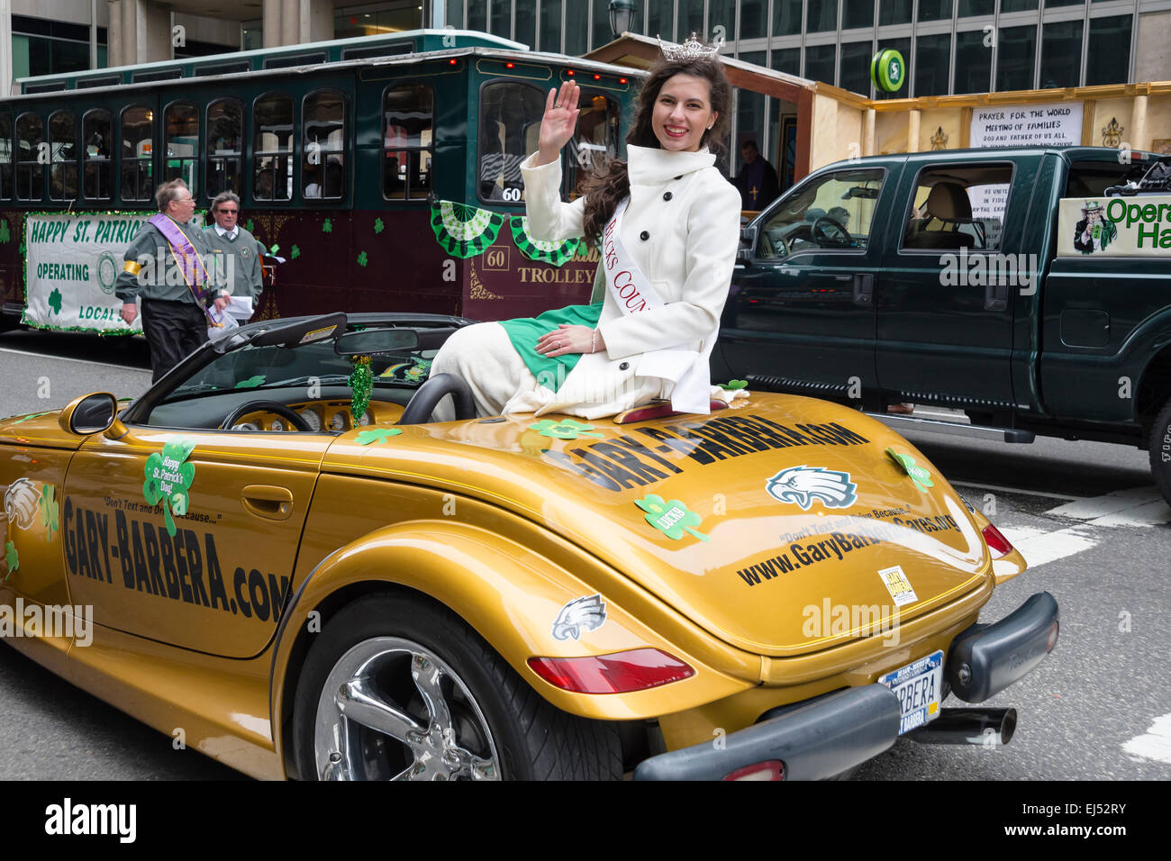 Accoglie la sfilata bella giovane donna, St. Patrick's Day Parade, Philadelphia , PA, USA Foto Stock