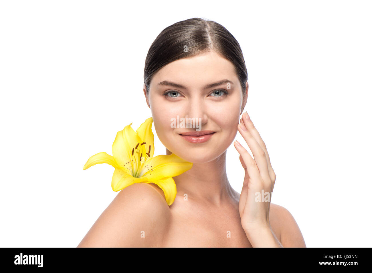 Bel volto del giovane donna con fiore giallo Foto Stock