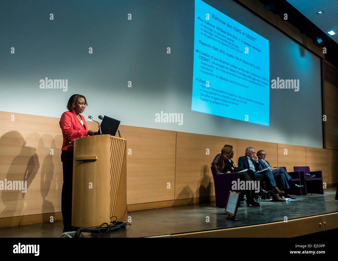 Parigi, Francia, specialisti francesi della salute, alla riunione dei ministri sulle malattie sessualmente trasmissibili, 'DR. Aminata Sarr', (DGS), condivisione di scienziati, presentazioni di riunioni, sfide di salute pubblica, Foto Stock