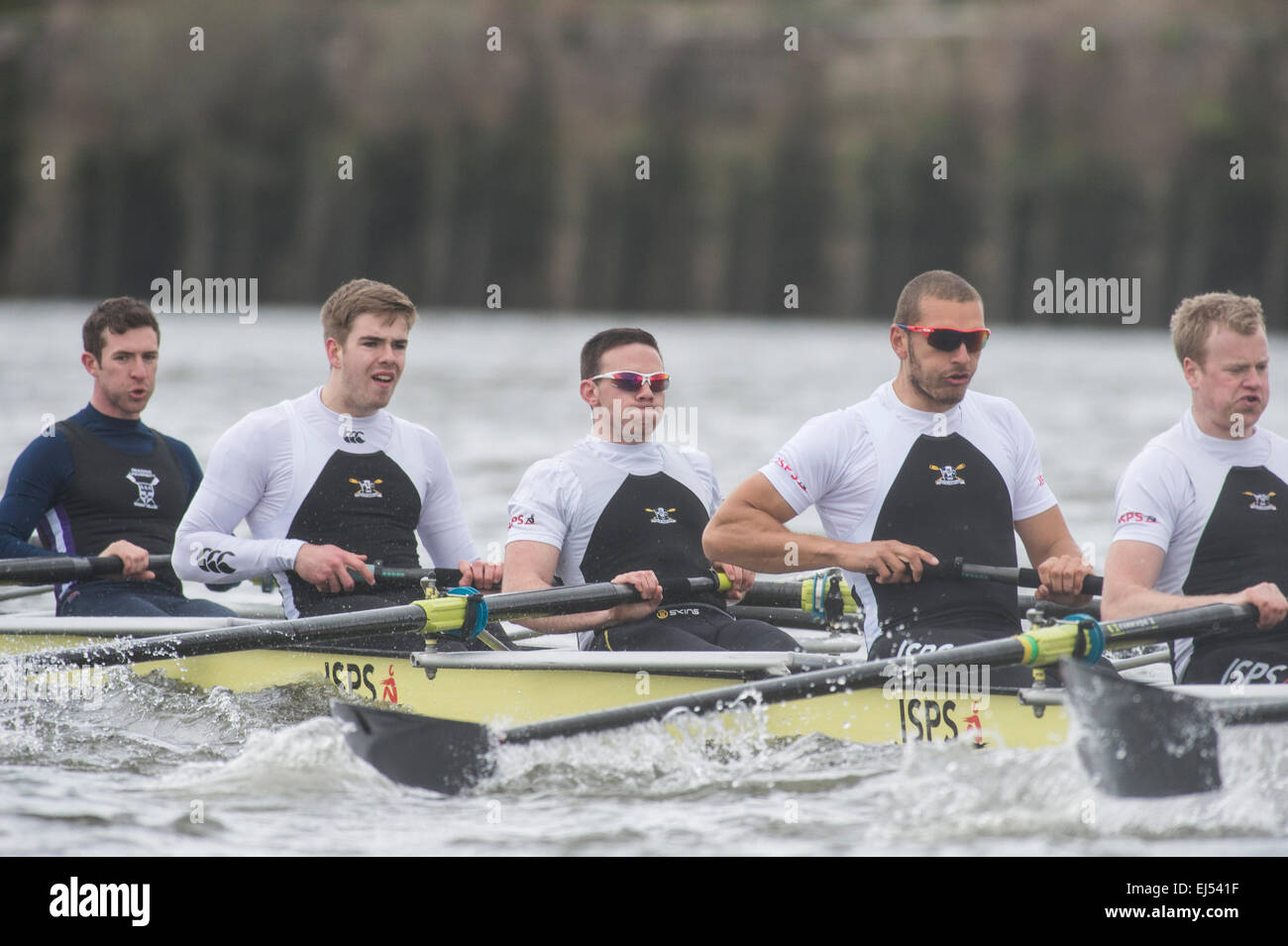 Londra, Regno Unito. Xxi marzo, 2015. Oxford University Boat Club v Molesey Boat Club - pre gara barca pratica attrezzatura. Posizione:- fiume Thames, London, Regno Unito tra Putney (start) e Mortlake. Nel finale i preparativi per la BNY Mellon regate, ciascuna delle quattro squadre saranno pit stessi contro alcuni dei migliori nazionali e internazionali di concorrenza. Questo darà l'esperienza di corse al blu barca ed Equipaggio di riserva line-up, aiuti gli allenatori per la finalizzazione delle difficoltà di selezione e di anticipazione del carburante di questo anno di gare su Aprile 11th. Credito: Duncan Grove/Alamy Live News Foto Stock