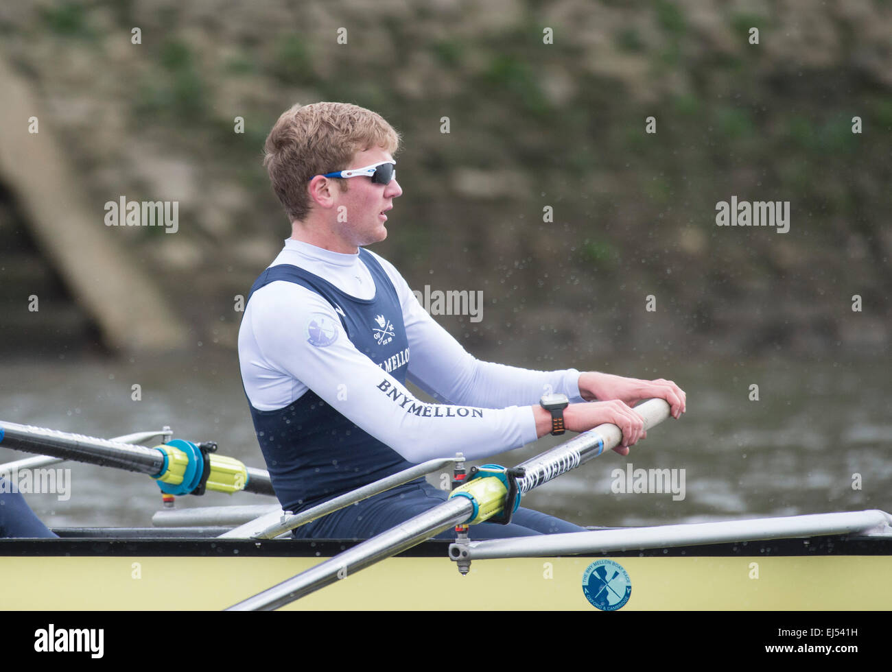 Londra, Regno Unito. Xxi marzo, 2015. Oxford University Boat Club v Molesey Boat Club - pre gara barca pratica attrezzatura. Posizione:- fiume Thames, London, Regno Unito tra Putney (start) e Mortlake. Nel finale i preparativi per la BNY Mellon regate, ciascuna delle quattro squadre saranno pit stessi contro alcuni dei migliori nazionali e internazionali di concorrenza. Questo darà l'esperienza di corse al blu barca ed Equipaggio di riserva line-up, aiuti gli allenatori per la finalizzazione delle difficoltà di selezione e di anticipazione del carburante di questo anno di gare su Aprile 11th. Credito: Duncan Grove/Alamy Live News Foto Stock