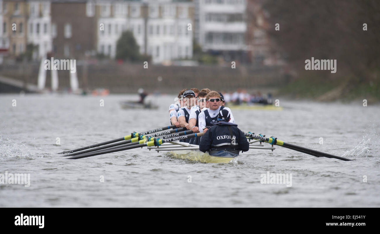 Londra, Regno Unito. Xxi marzo, 2015. Oxford University Boat Club v Molesey Boat Club - pre gara barca pratica attrezzatura. Posizione:- fiume Thames, London, Regno Unito tra Putney (start) e Mortlake. Nel finale i preparativi per la BNY Mellon regate, ciascuna delle quattro squadre saranno pit stessi contro alcuni dei migliori nazionali e internazionali di concorrenza. Questo darà l'esperienza di corse al blu barca ed Equipaggio di riserva line-up, aiuti gli allenatori per la finalizzazione delle difficoltà di selezione e di anticipazione del carburante di questo anno di gare su Aprile 11th. Credito: Duncan Grove/Alamy Live News Foto Stock