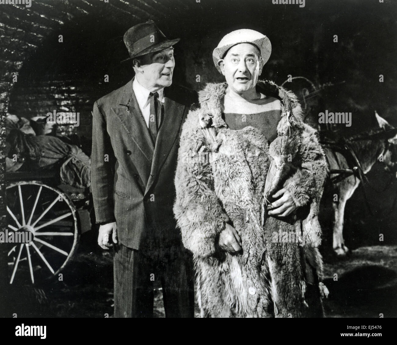 FLANAGAN E ALLEN British cantando e commedia duo cantando il loro famoso sotto gli archi canzone circa 1940 Foto Stock