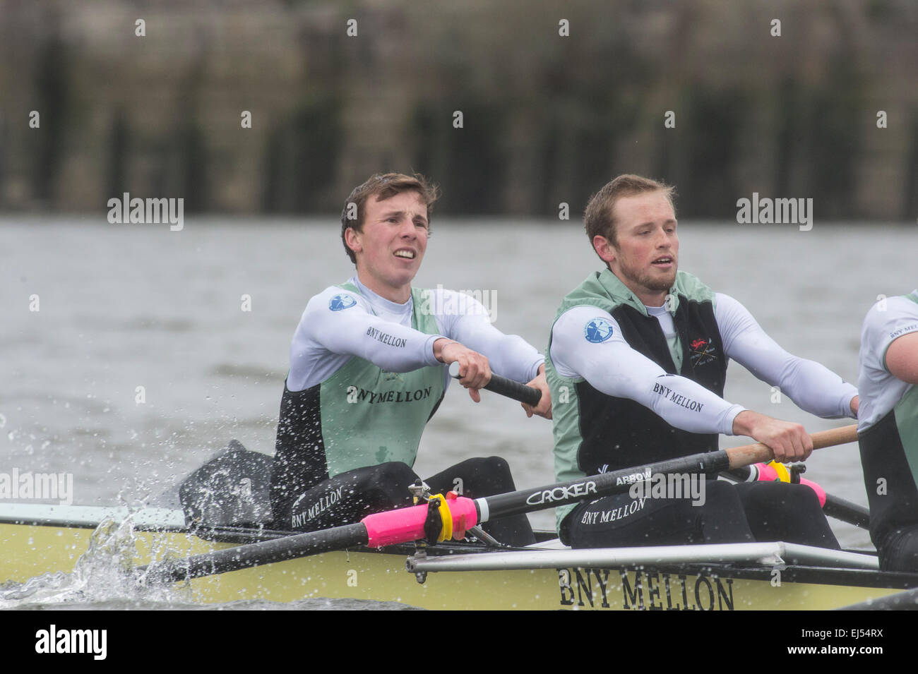 Londra, Regno Unito. Xxi marzo, 2015. Cambridge University Boat Club v i Paesi Bassi - pre gara barca pratica attrezzatura. Posizione:- fiume Thames, London, Regno Unito tra Putney (start) e Mortlake. Nel finale i preparativi per la BNY Mellon regate, ciascuna delle quattro squadre saranno pit stessi contro alcuni dei migliori nazionali e internazionali di concorrenza. Questo darà l'esperienza di corse al blu barca ed Equipaggio di riserva line-up, aiuti gli allenatori per la finalizzazione delle difficoltà di selezione e di anticipazione del carburante di questo anno di gare su Aprile 11th. Credito: Duncan Grove/Alamy Live News Foto Stock