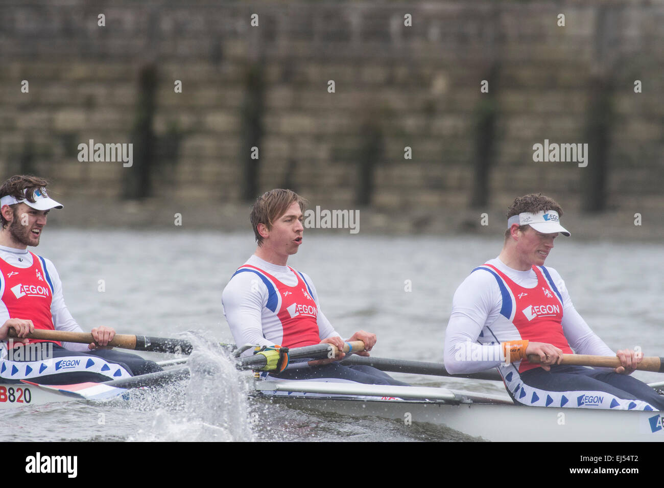 Londra, Regno Unito. Xxi marzo, 2015. Cambridge University Boat Club v i Paesi Bassi - pre gara barca pratica attrezzatura. Posizione:- fiume Thames, London, Regno Unito tra Putney (start) e Mortlake. Nel finale i preparativi per la BNY Mellon regate, ciascuna delle quattro squadre saranno pit stessi contro alcuni dei migliori nazionali e internazionali di concorrenza. Questo darà l'esperienza di corse al blu barca ed Equipaggio di riserva line-up, aiuti gli allenatori per la finalizzazione delle difficoltà di selezione e di anticipazione del carburante di questo anno di gare su Aprile 11th. Credito: Duncan Grove/Alamy Live News Foto Stock