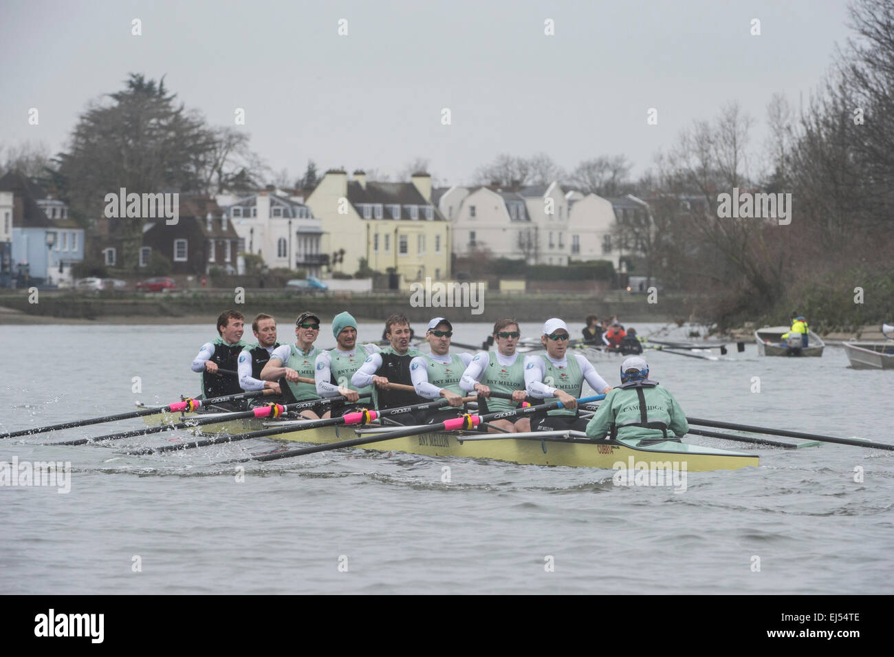 Londra, Regno Unito. Xxi marzo, 2015. Cambridge University Boat Club v i Paesi Bassi - pre gara barca pratica attrezzatura. Posizione:- fiume Thames, London, Regno Unito tra Putney (start) e Mortlake. Nel finale i preparativi per la BNY Mellon regate, ciascuna delle quattro squadre saranno pit stessi contro alcuni dei migliori nazionali e internazionali di concorrenza. Questo darà l'esperienza di corse al blu barca ed Equipaggio di riserva line-up, aiuti gli allenatori per la finalizzazione delle difficoltà di selezione e di anticipazione del carburante di questo anno di gare su Aprile 11th. Credito: Duncan Grove/Alamy Live News Foto Stock