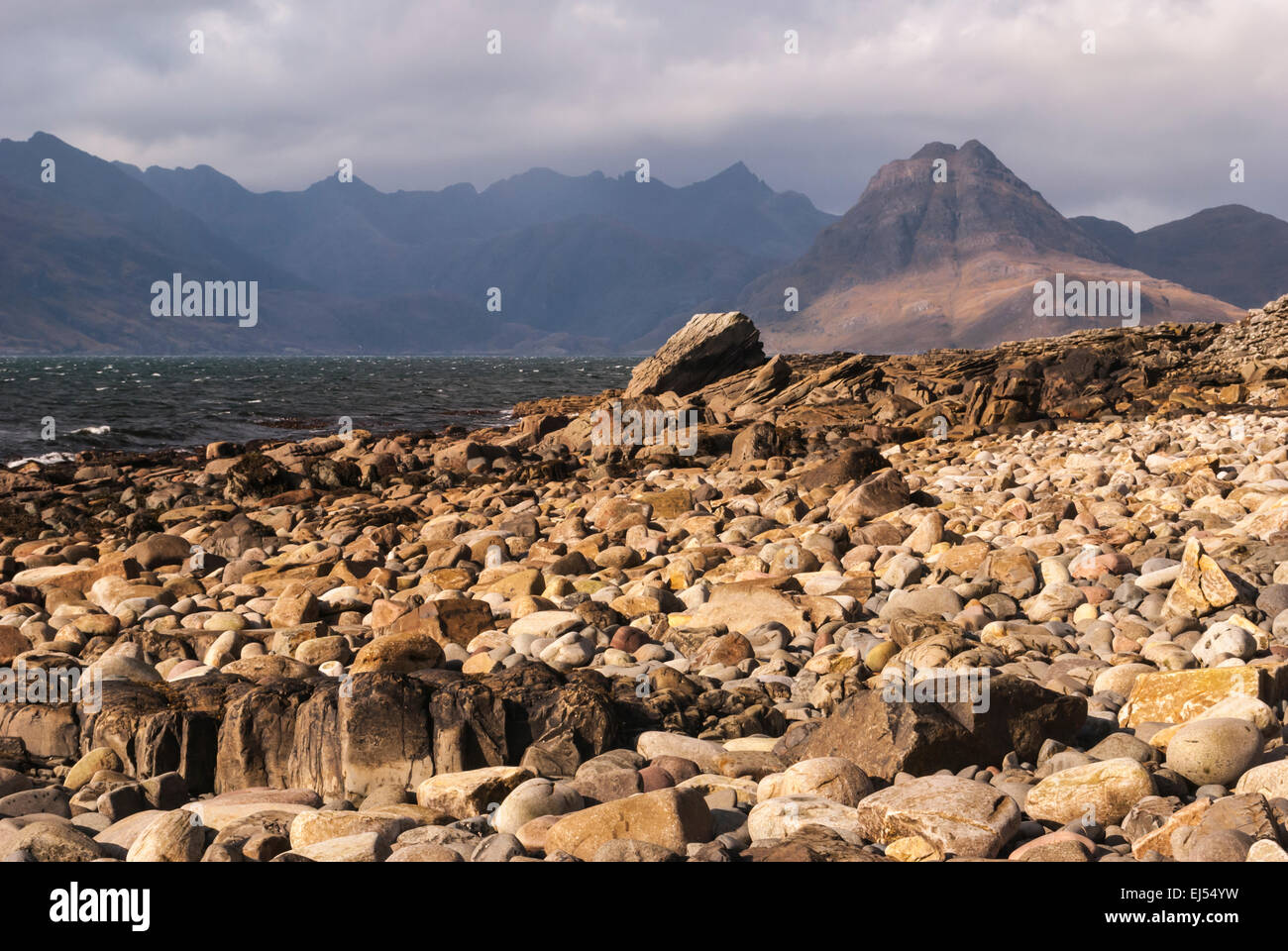 La Cullin montagne sul Loch Scavaig dal litorale Elgol Foto Stock