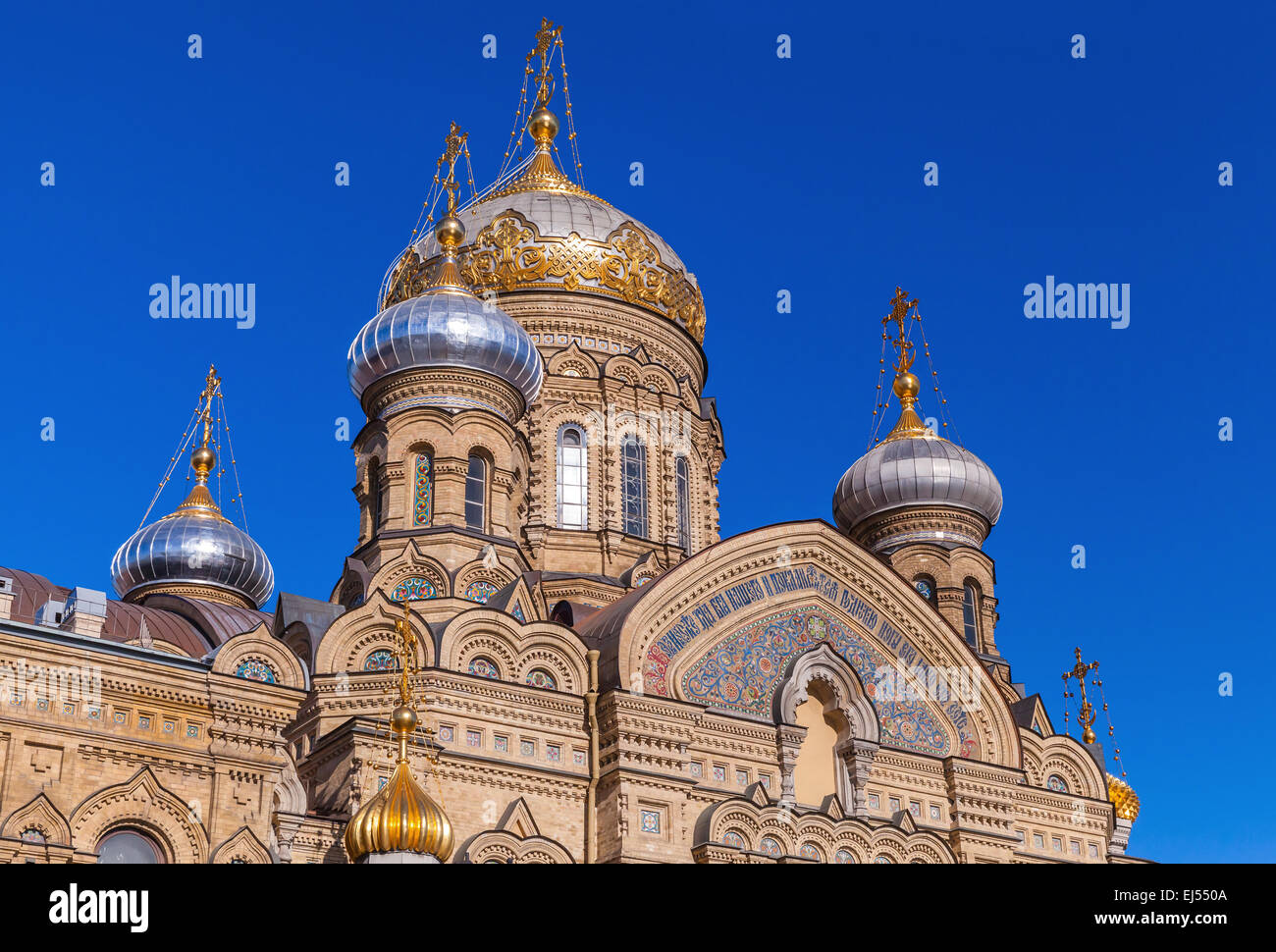 La facciata della chiesa di assunzione su Vasilevsky Island. Chiesa ortodossa di San Pietroburgo, Russia Foto Stock