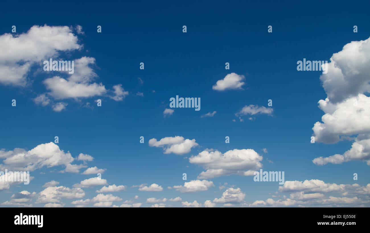 Il cielo blu con nuvole bianche immagine panoramica Foto Stock