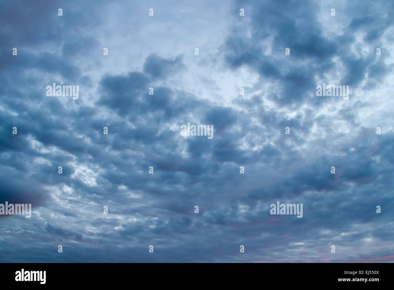 Dark infausto nuvole temporalesche. Drammatico cielo tempestoso. Foto Stock