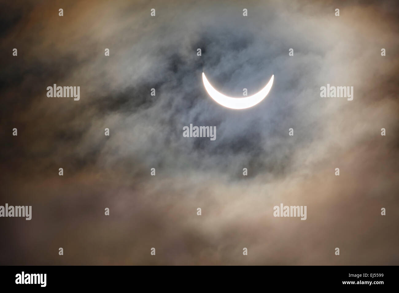 Parziale eclissi solare vista da Brandon Hill, Bristol. Marzo 2015. Le nubi sembrano mostrare due occhi facendo una faccina! Foto Stock