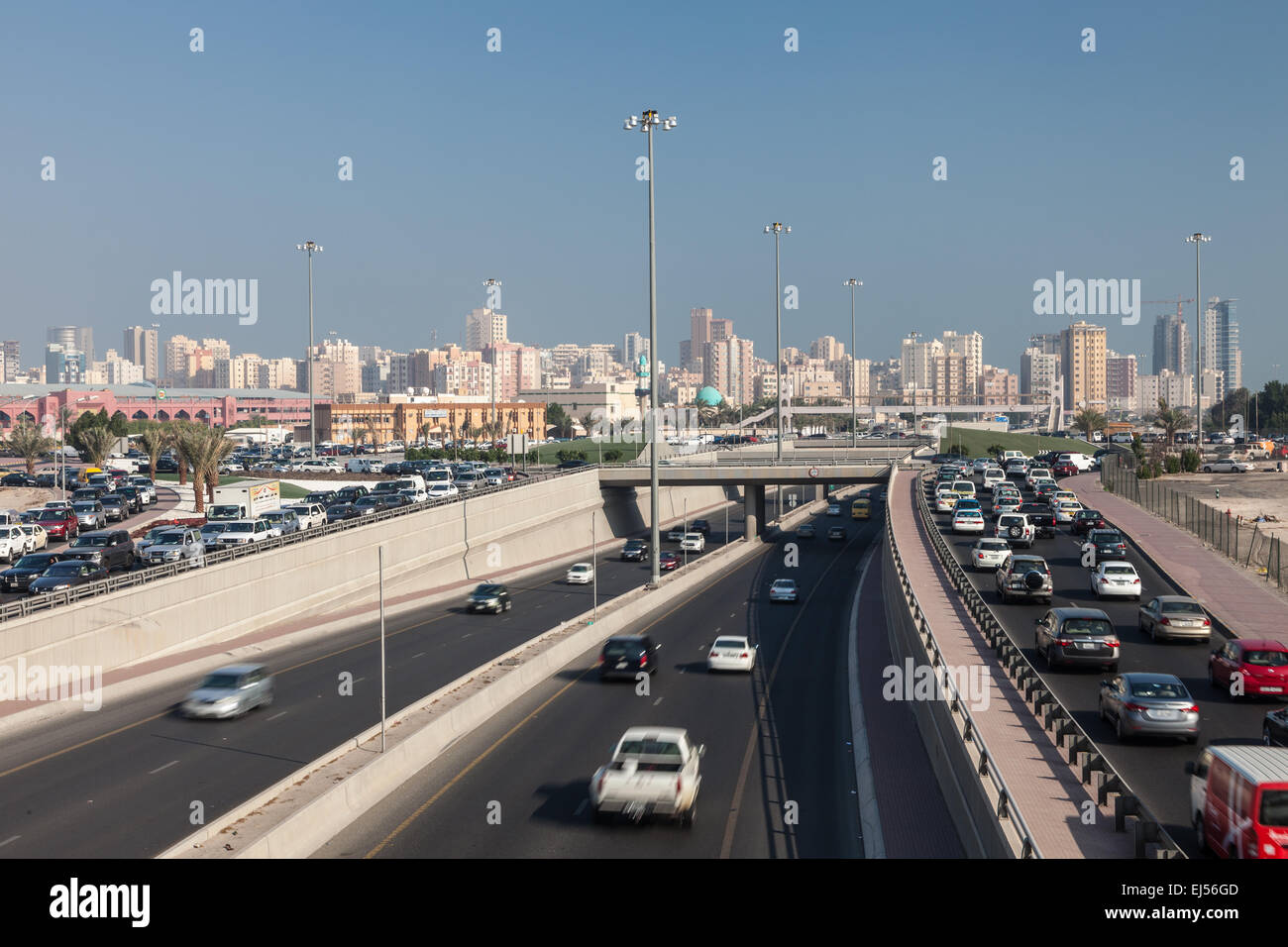 Il traffico al primo anello stradale in Kuwait City Foto Stock
