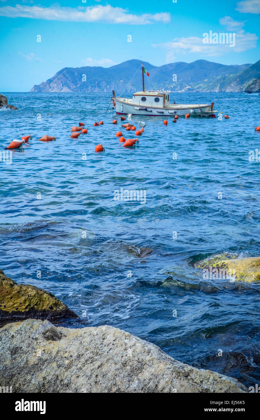 Una piccola barca da pesca italiano della costa di Cinque Terre Foto Stock