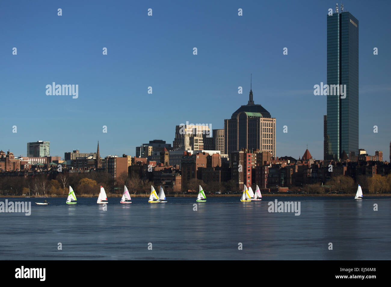 Skyline di Boston, barche a vela e prudenziale Bld. in inverno su metà congelati Charles River, Massachusetts, STATI UNITI D'AMERICA Foto Stock