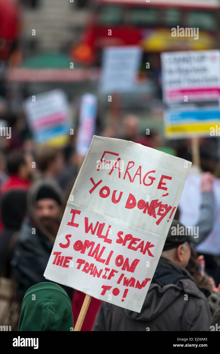 Londra, XXI Marzo 2015 anti-razzismo manifestanti si radunano in Trafalgar Square per un rally dopo una marcia attraverso Londra tenendo un pla Foto Stock