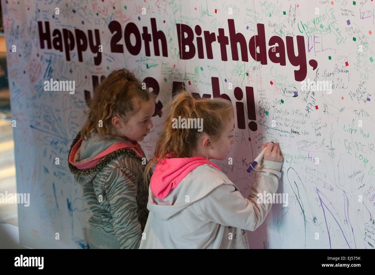Chicago, Stati Uniti d'America. Xxi Mar, 2015. Bambini scrivere biglietto di auguri di compleanno per la coppia orsi grizzly' 20-anno-vecchio festa di compleanno al Brookfield Zoo, west sobborgo di Chicago, gli Stati Uniti, il 21 marzo 2015. Il grizzly, denominato Jim e Axhi, ruotare per essere 20 sabato e lo zoo di funzionari hanno celebrato la loro festa di compleanno con una festa speciale. L'orso fratelli nati nello stesso giorno e ha fatto il loro modo allo zoo nel 1995 quando essi sono rimasti orfani in Alaska, e hanno vissuto in Brookfield Zoo sin. © Egli Xianfeng/Xinhua/Alamy Live News Foto Stock