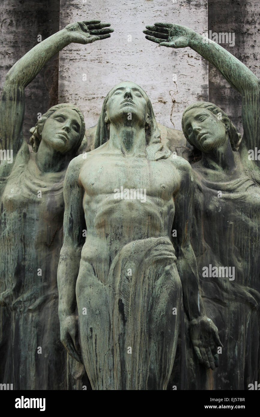 Oggetto contrassegnato per la rimozione definitiva della famiglia Taiano (1928) da scultore italiano Giuseppe Martini presso il Campo Verano cimitero in Roma, Italia. Foto Stock