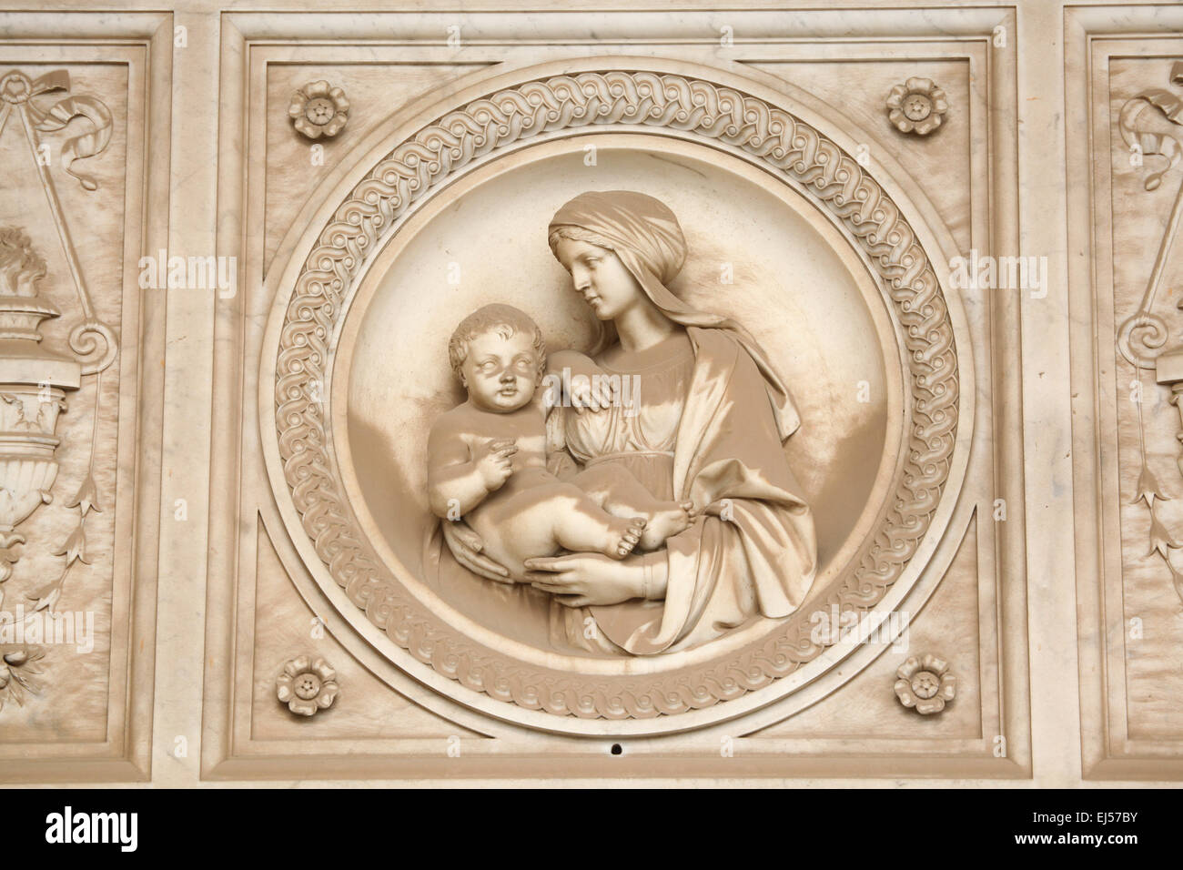 La Madonna e il bambino. Dettaglio della lapide di marmo presso il Campo Verano cimitero in Roma, Italia. Foto Stock