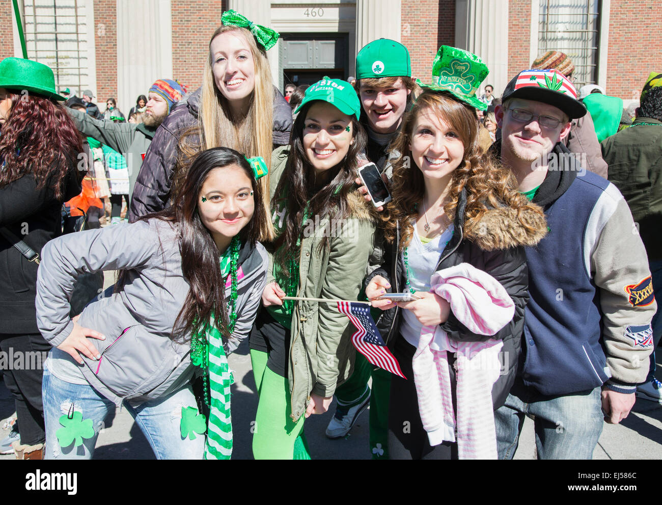 Entusiasti delle giovani donne, il giorno di San Patrizio Parade, 2014, South Boston, Massachusetts, STATI UNITI D'AMERICA Foto Stock