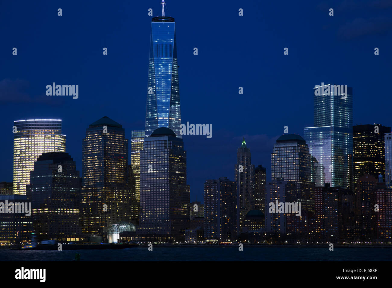 Vista della città di New York skyline al tramonto con One World Trade Center (1WTC), Freedom Tower, New York New York, Stati Uniti d'America Foto Stock