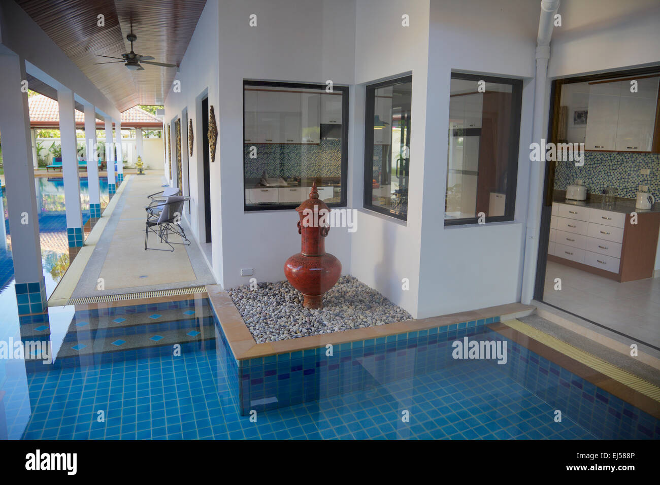 Una cucina da una piscina in una casa a Phuket, Tailandia. Foto Stock