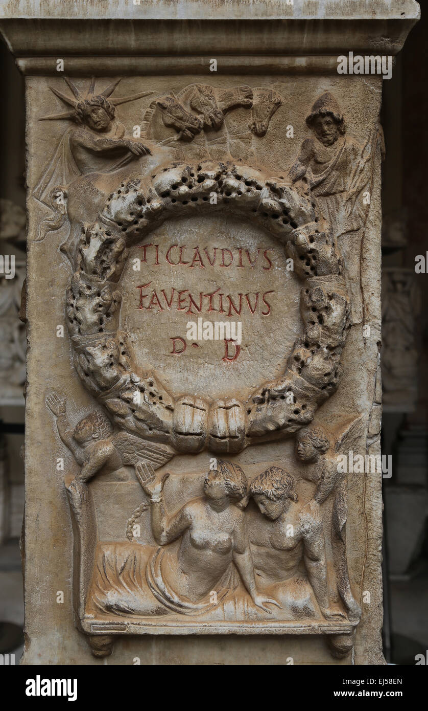 Ara Casali. Altare dedicato da Tiberio Claudio Faventinus. Decorate con il sole nel suo carro, Cupido e Venere. 2° C. d. Foto Stock