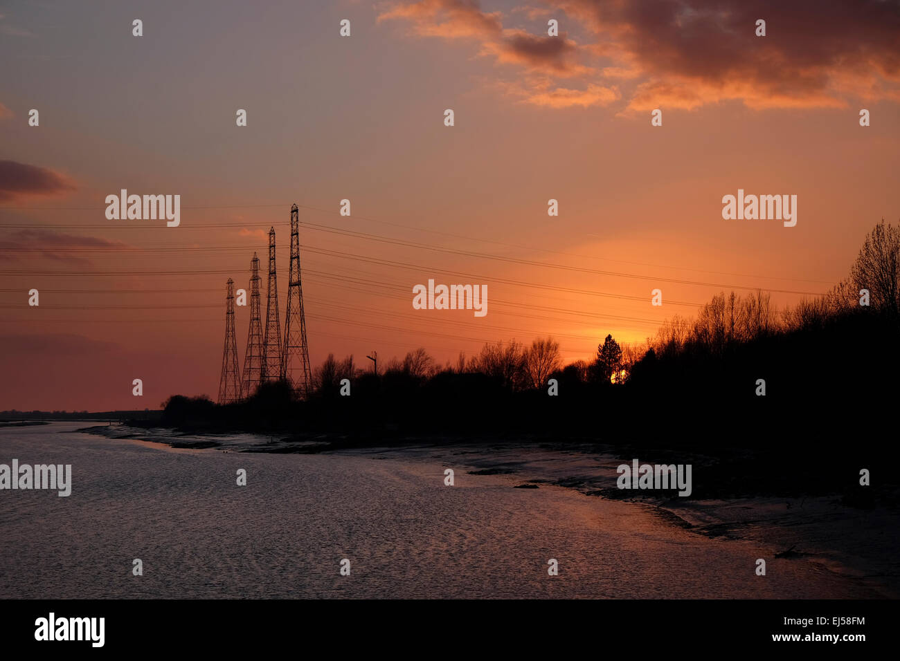 Elettricità tralicci sulla banca del fiume Ribble a Preston Foto Stock