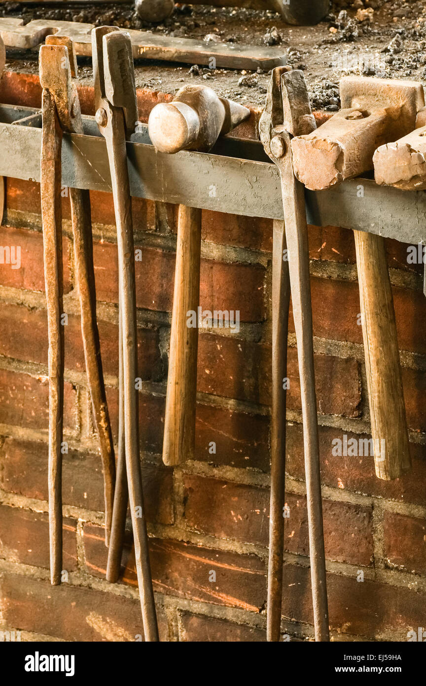 Strumenti di fabbro (martelli, tenaglie e swages) appesi per la forge, preso nel negozio di fabbro ferraio in Galena, Illinois, Stati Uniti d'America Foto Stock