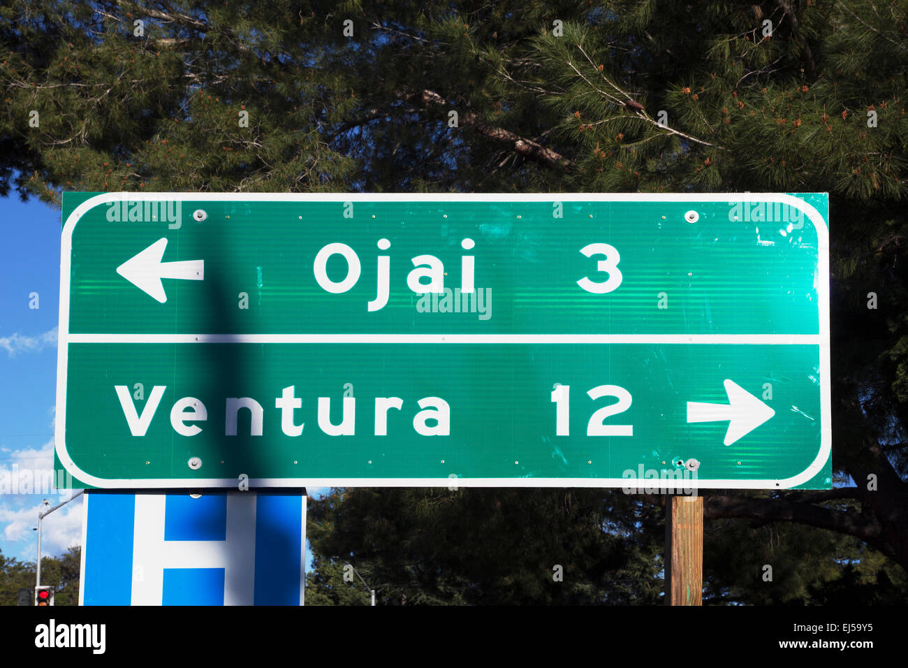 Un cartello stradale che puntano a e Ventura Ojai, CALIFORNIA, STATI UNITI D'AMERICA Foto Stock