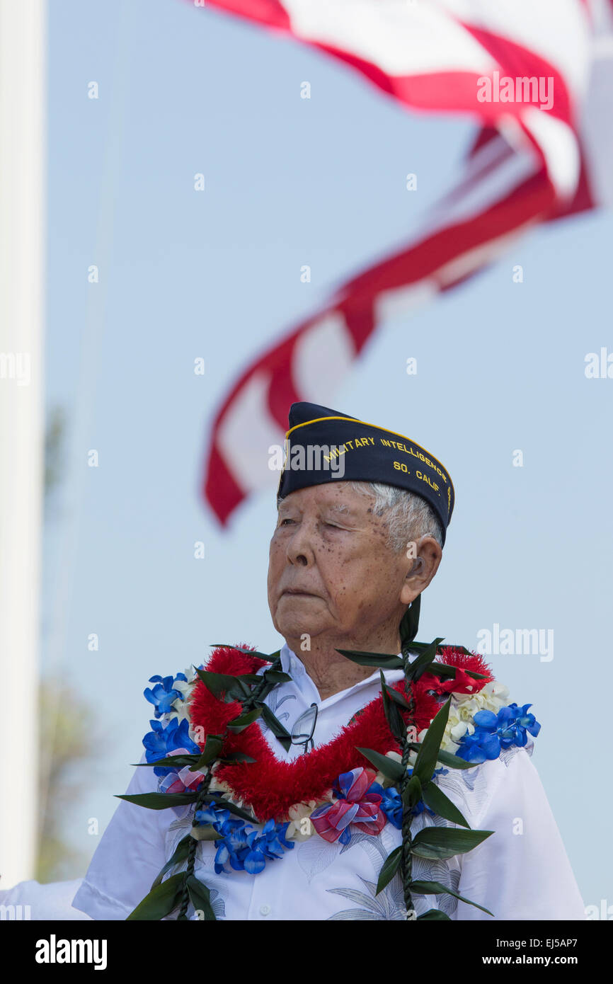 Ret. Lt. Yoshito Fujimoto e noi bandiera, Los Angeles Cimitero nazionale annuale manifestazione commemorativa, 26 maggio 2014, CALIFORNIA, STATI UNITI D'AMERICA Foto Stock