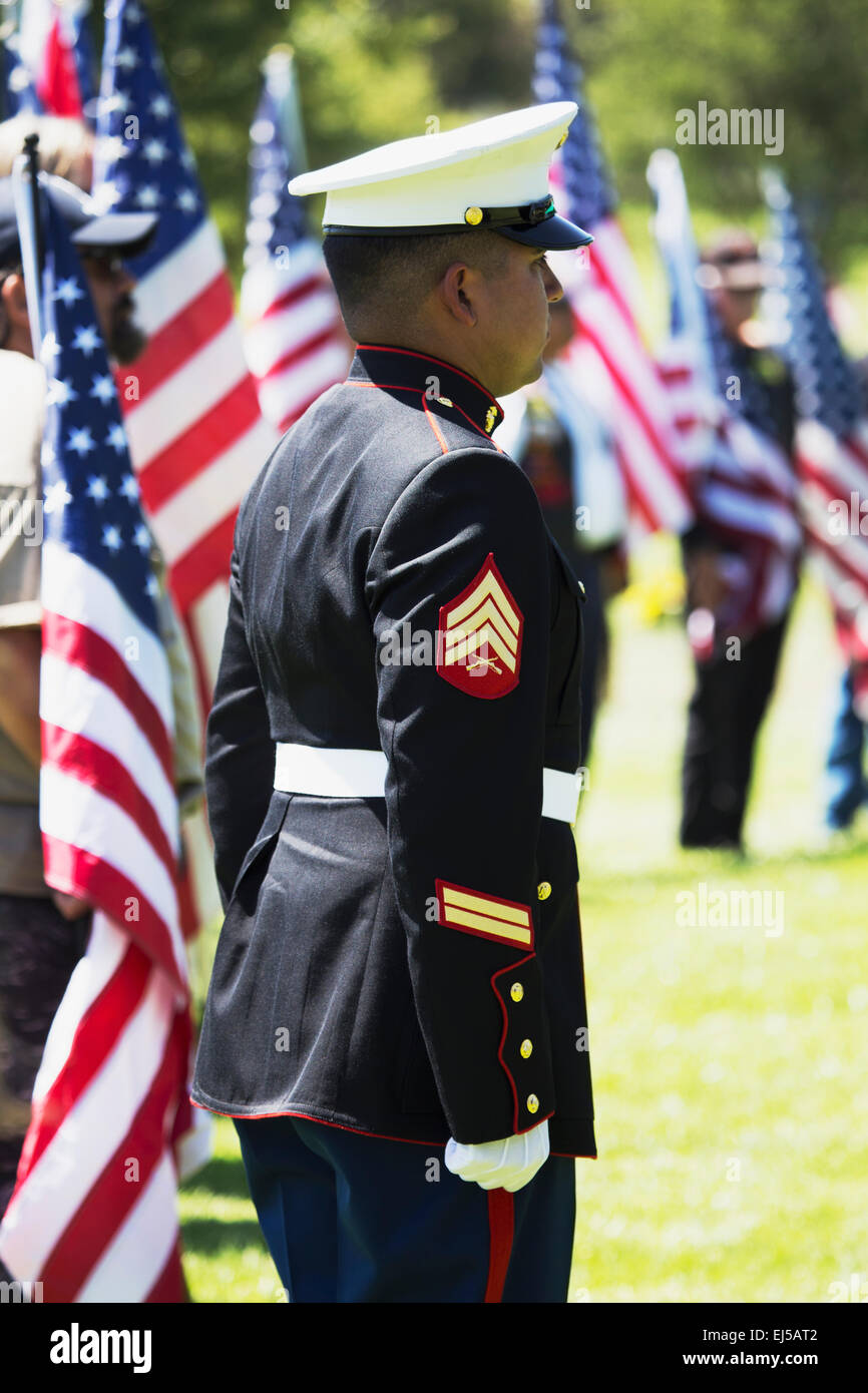 Marines americani stand ad attenzione al memoriale di servizio per caduta militare USA, PFC Zach Suarez, "onore missione' sull'Autostrada 23, rigido al memoriale di servizio, Westlake Village, California, Stati Uniti d'America Foto Stock