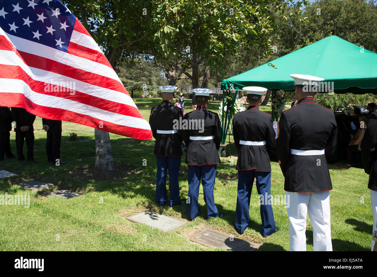 Marines americani a suo agio al memoriale di servizio per caduta militare USA, PFC Zach Suarez, "onore missione', Westlake Village, California, Stati Uniti d'America Foto Stock