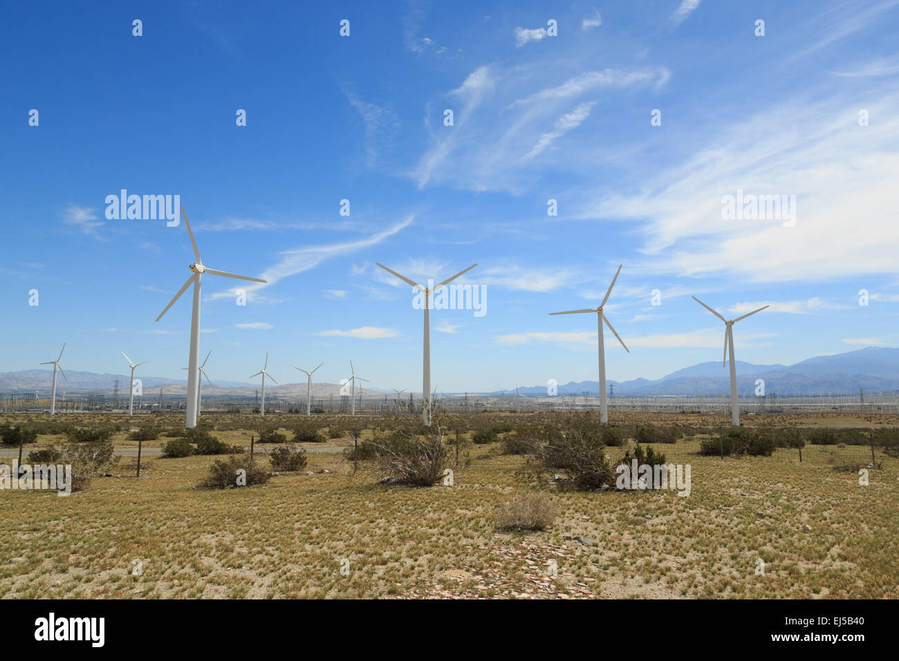 Una fotografia di alcune turbine eoliche in San Gorgonio Wind Farm vicino a Palm Springs in California. Foto Stock