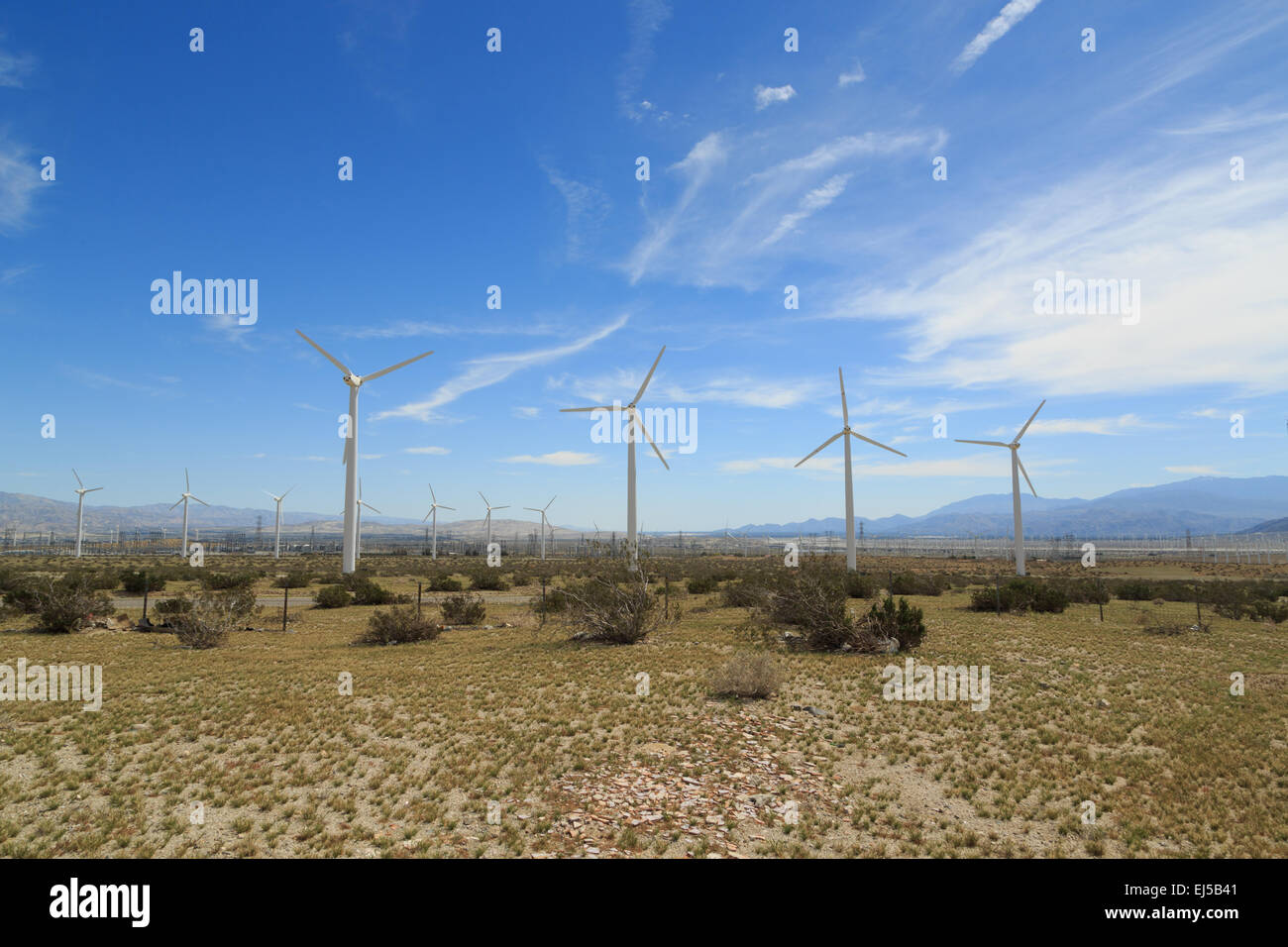 Una fotografia di alcune turbine eoliche in San Gorgonio Wind Farm vicino a Palm Springs in California. Foto Stock