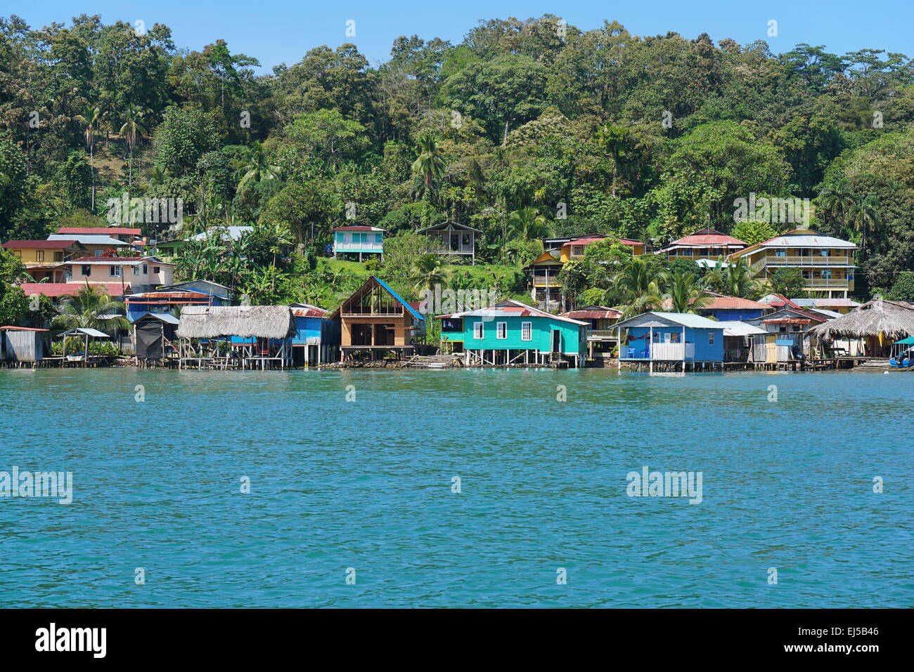 Villaggio costiero di vecchia banca con le case dei Caraibi e la lussureggiante vegetazione tropicale, isola Bastimentos, Bocas del Toro, Panama Foto Stock