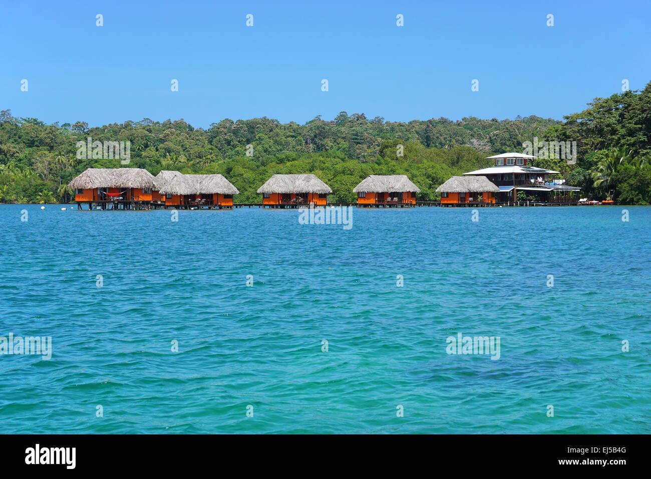 Resort tropicale con bungalow sul mare dei Caraibi, isola Bastimentos, Bocas del Toro, Panama Foto Stock