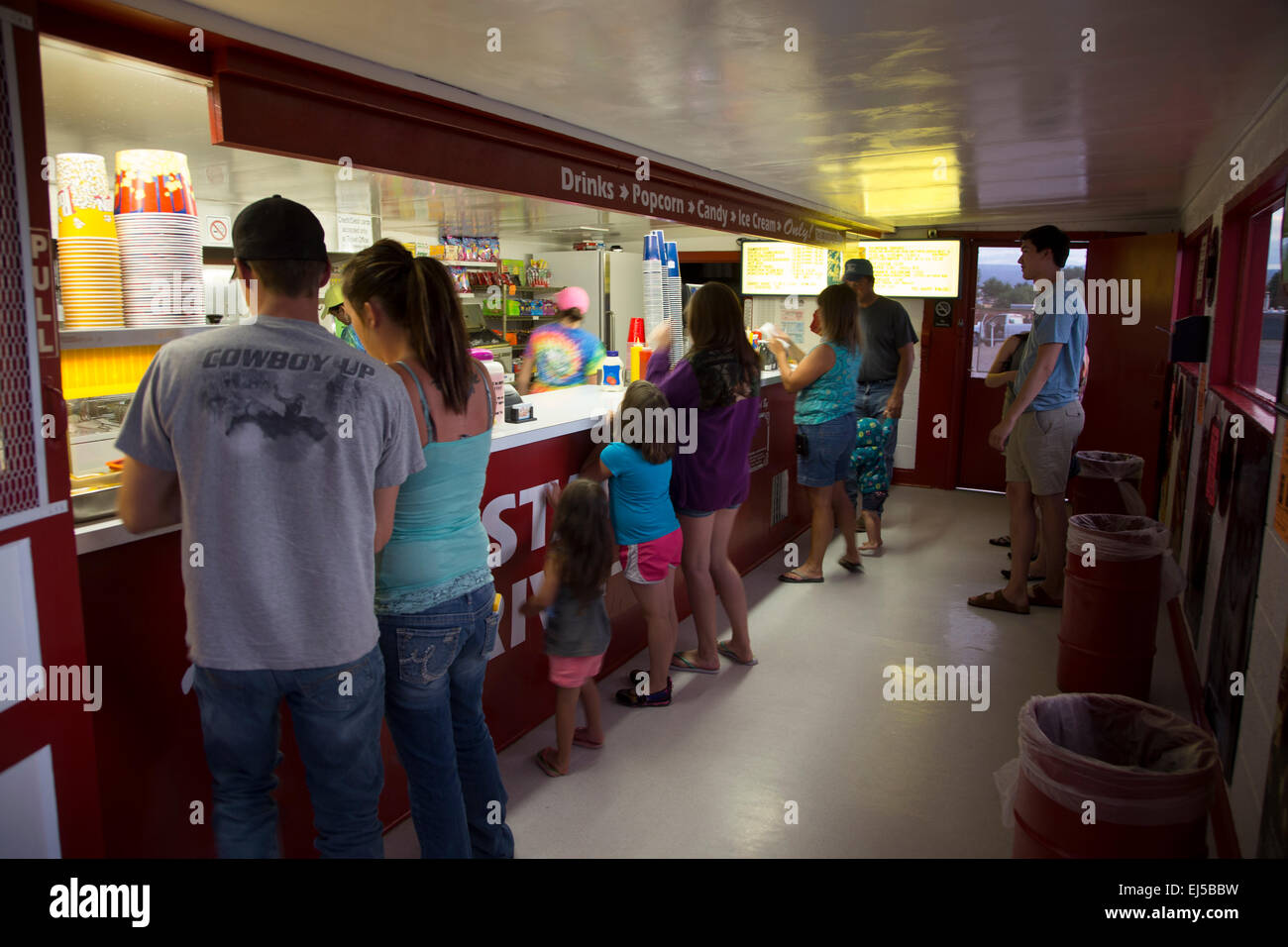 I clienti al contatore di caramelle, Star Drive In Movie Theater, Montrose, Colorado, STATI UNITI D'AMERICA Foto Stock