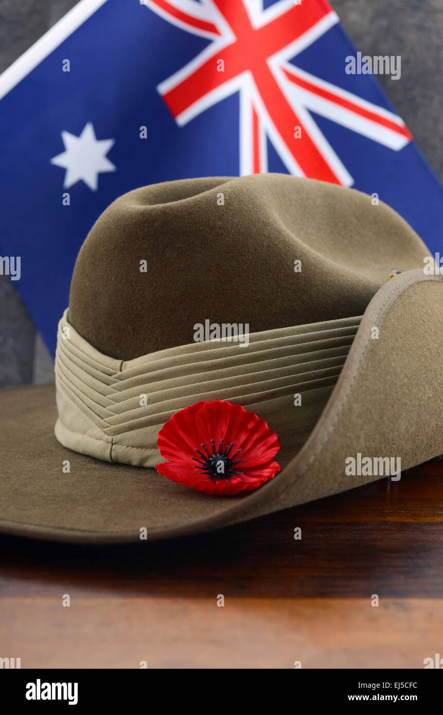 Esercito di Anzac Slouch cappello con bandiera australiana su vintage Sfondo legno. Foto Stock