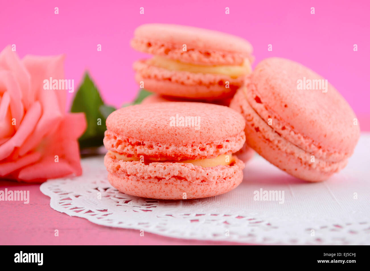 Sapore di fragola amaretti con stile vintage impostazione tabella. Foto Stock