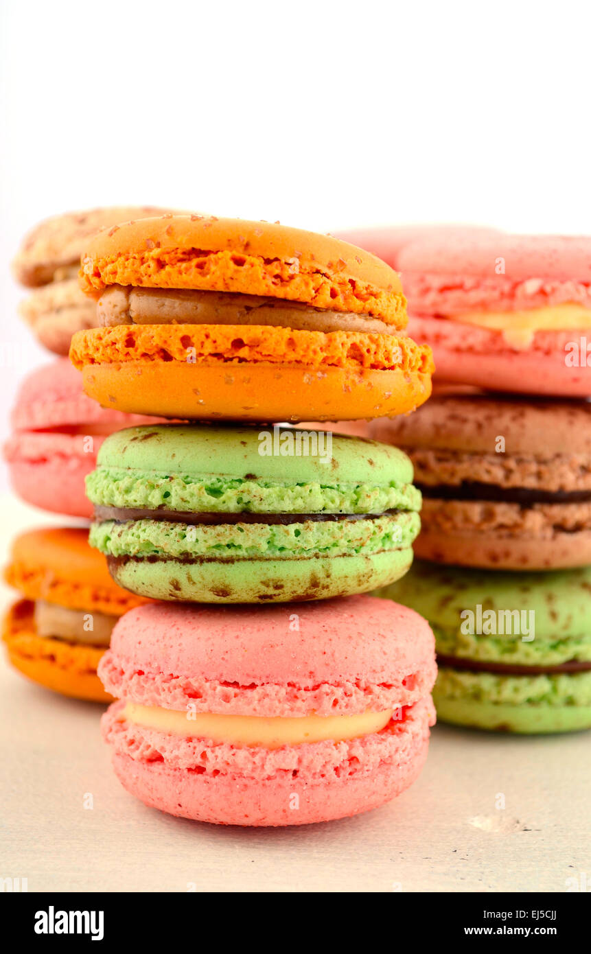 Colorato fragola, caramello e cioccolato amaretti di menta bianca sulla tavola di legno. Foto Stock