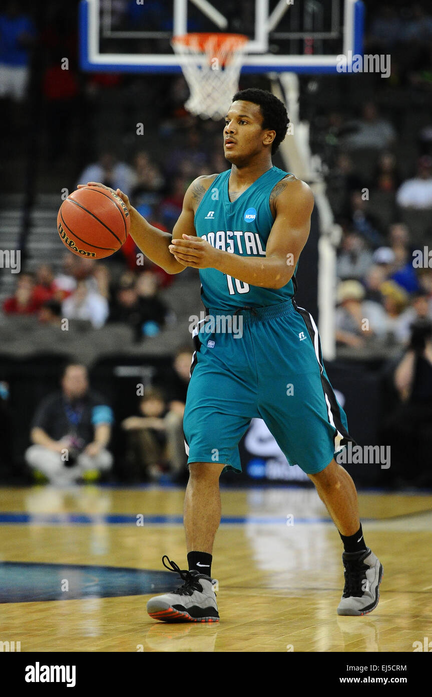 Omaha, Nebraska, Stati Uniti d'America. 20 Mar, 2015. Coastal Carolina Chanticleers guard Shivaughn Wiggins (10) porta la palla in alto tribunale durante il NCAA di pallacanestro degli uomini di Midwest torneo gioco regionale tra la Costiera Carolina Chanticleers e Wisconsin Badgers presso il Centro Centurylink in Omaha, Nebraska. Kendall Shaw/CSM/Alamy Live News Foto Stock