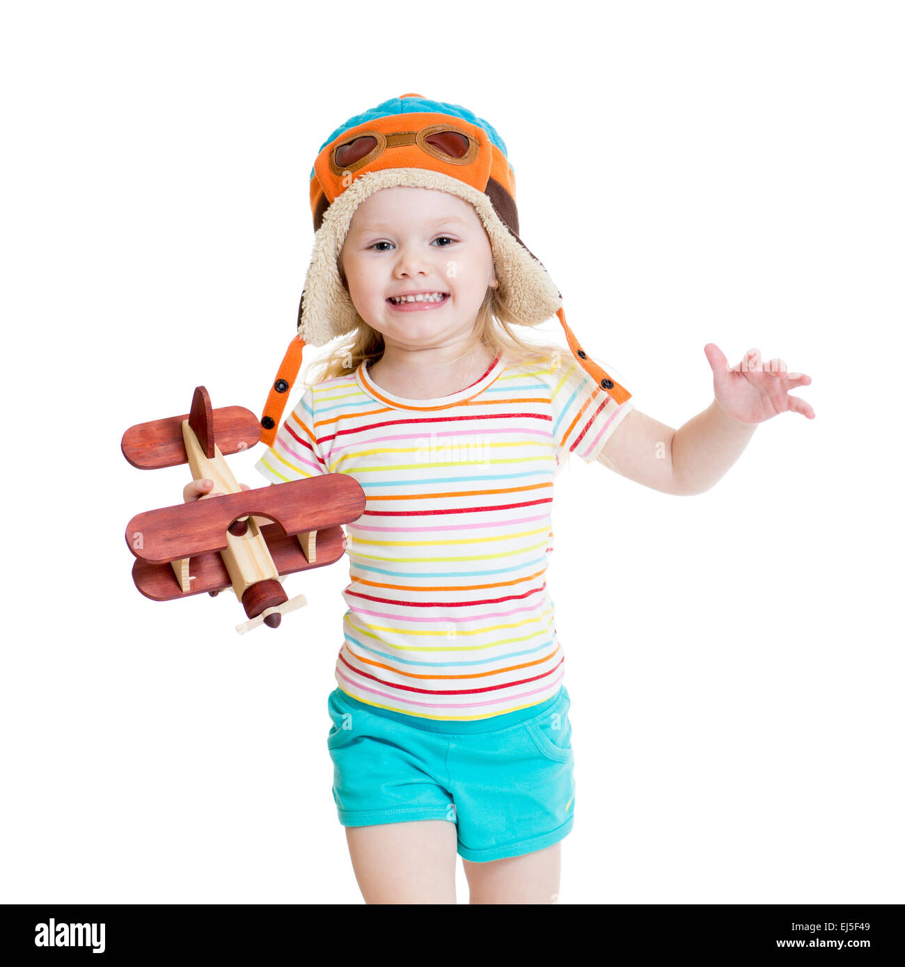 Bambino felice pilota e giocando con il legno giocattolo aereo Foto Stock