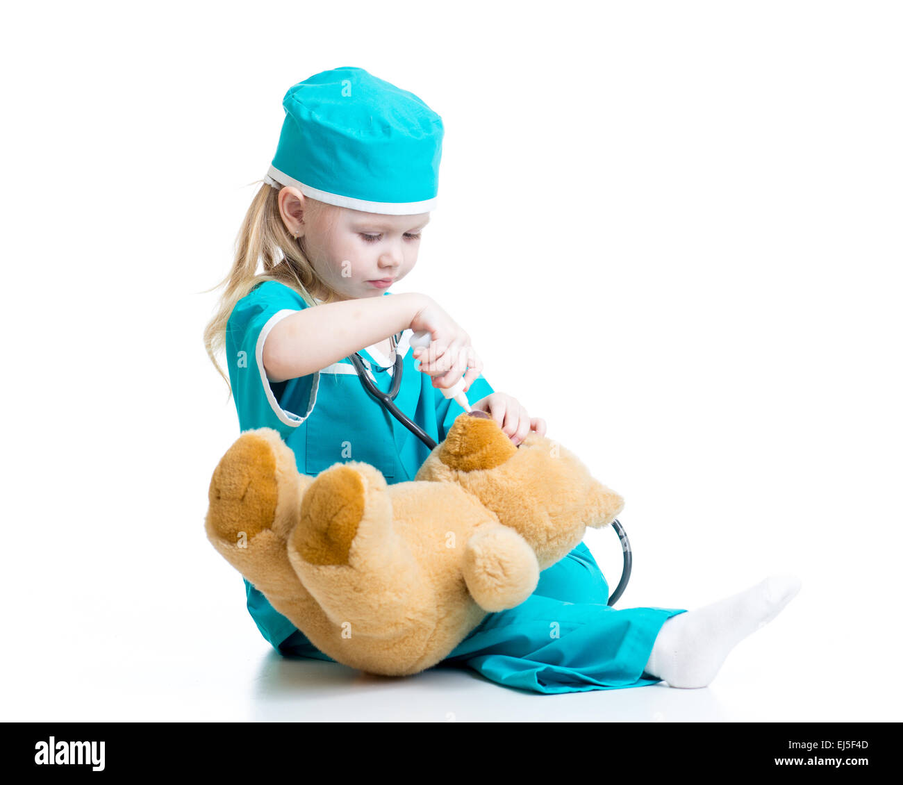 Kid giocando un medico isolato su bianco Foto Stock