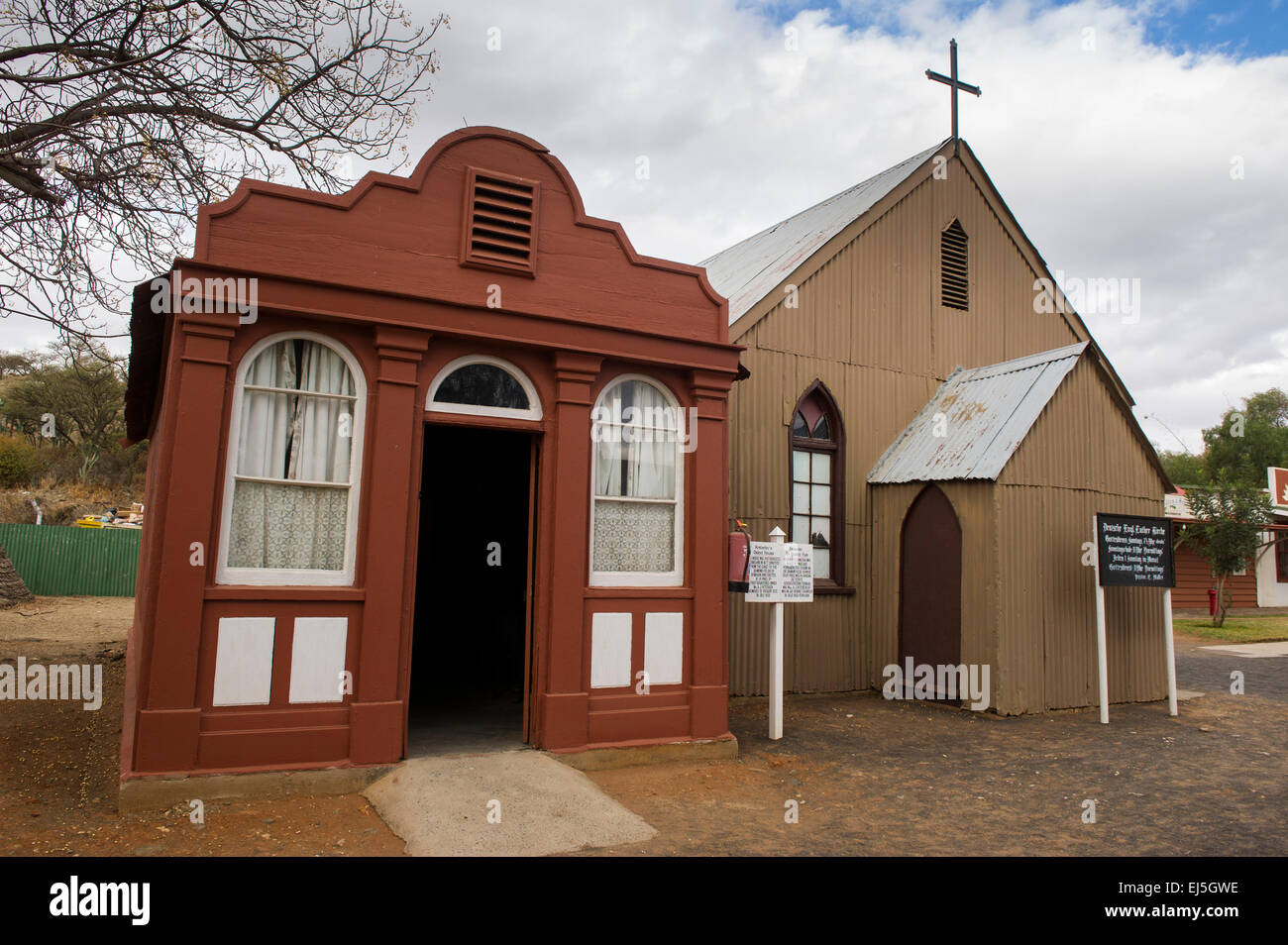 Kimberley's più antica casa e chiesa alla antica città mineraria, il foro grande, Kimberley, Sud Africa Foto Stock