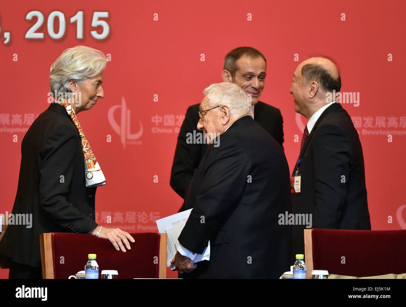 Pechino, Cina. 22 Mar, 2015. Il direttore del FMI Christine Lagarde (L, anteriore), ex U.S. Il segretario di Stato Henry Kissinger (R, anteriore), CEO di Schneider Electric Jean-Pascal Tricoire (L, posteriore) e Presidente Onorario della Chinese Academy of Engineering Xu Kuangdi parlare durante la cerimonia di apertura della Cina sviluppo Forum di Pechino, capitale della Cina, Marzo 22, 2015. © Li Xin/Xinhua/Alamy Live News Foto Stock