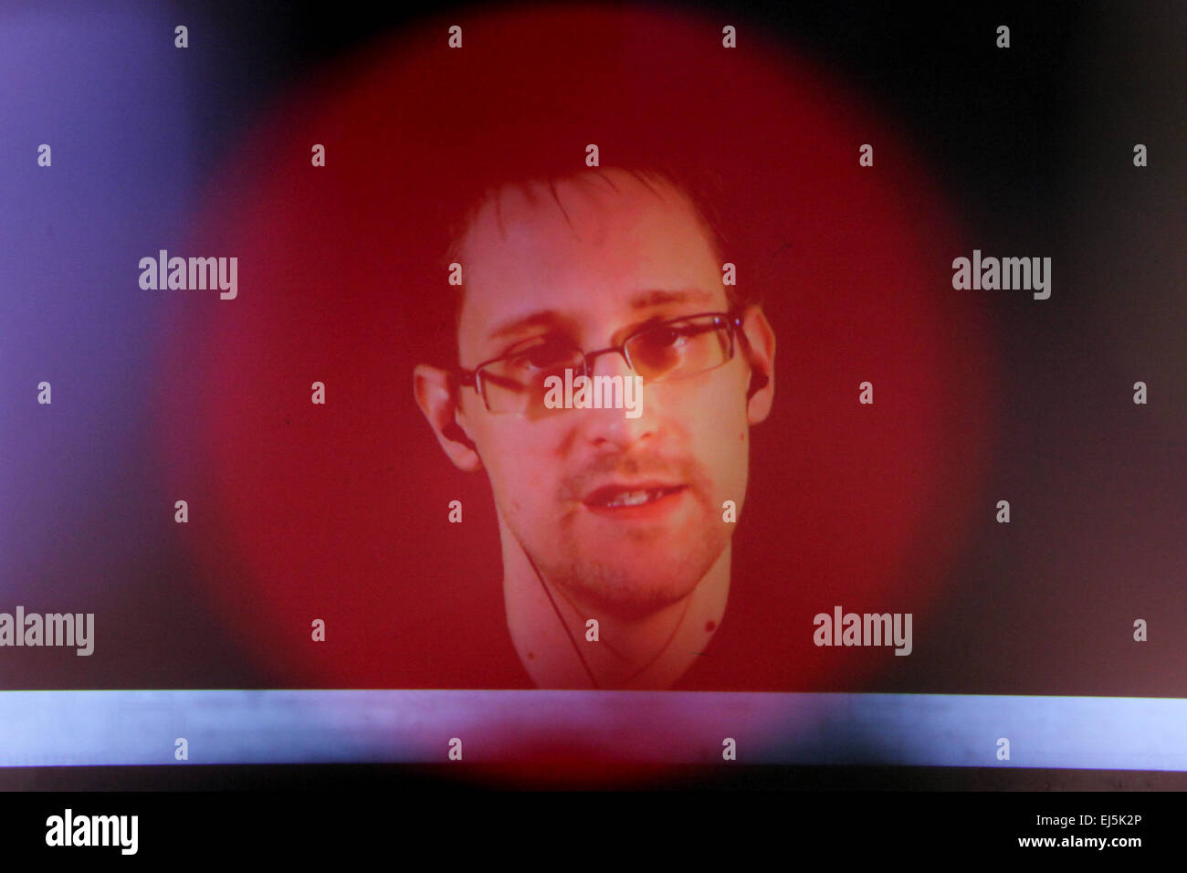 Pechino, Germania. Xviii Mar, 2015. Edward Snowden è visto sullo schermo durante un live remote intervista al CeBIT 2015 il mondo's top fiera specializzata per la tecnologia informatica e delle comunicazioni, di Hannover, Germania, il 18 marzo 2015. © Zhang ventola/Xinhua/Alamy Live News Foto Stock